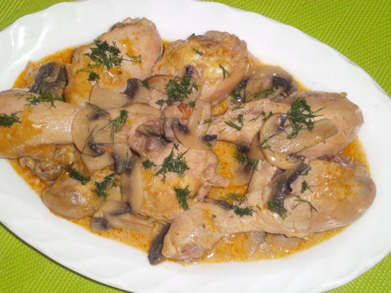 Pałki z kurczaka w sosie śmietanowym z pieczarkami