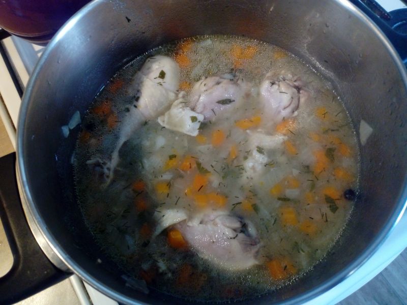 Pałki z kurczaka w sosie z marchewką i cebulą Pałki z kurczaka w sosie z marchewką i cebulą