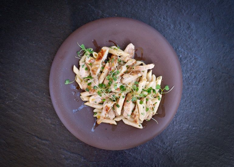 Pałki z kurczaka z penne i pomidorowym majonezem