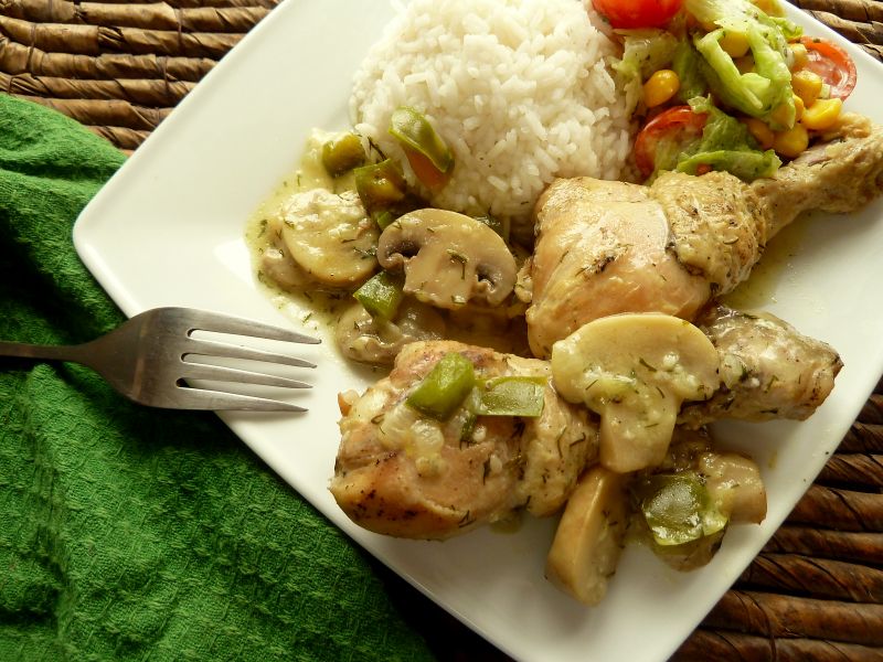 Pałki z kurczaka z pieczarkami w koperkowym sosie