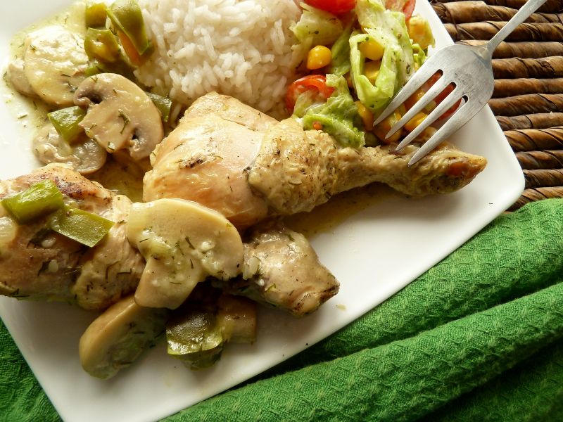 Pałki z kurczaka z pieczarkami w koperkowym sosie