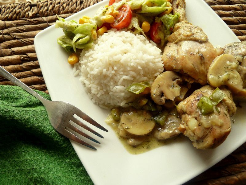 Pałki z kurczaka z pieczarkami w koperkowym sosie