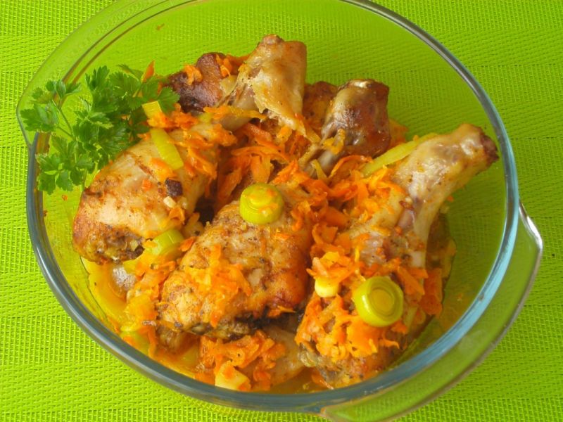 Pałki z kurczaka zapiekane z marchewką i porem