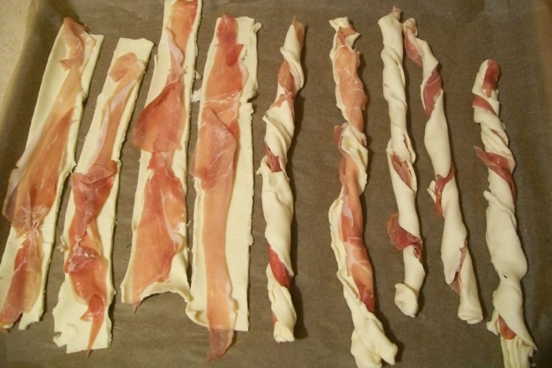 Paluchy z ciasta francuskiego z szynką i makiem