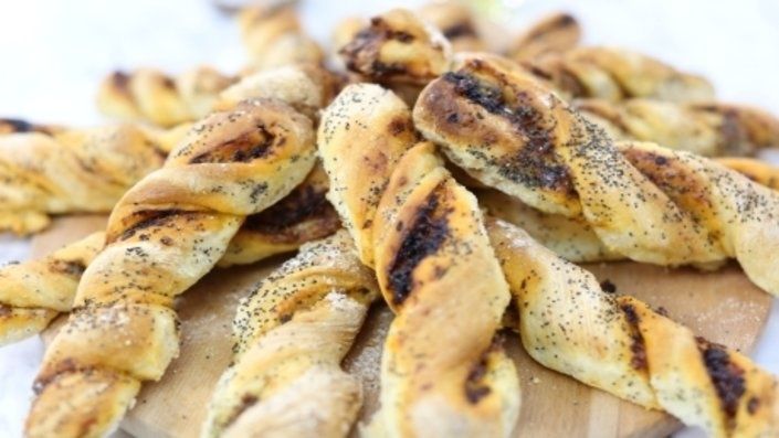 Paluszki chlebowe z czarnym pieprzem, parmezanem i