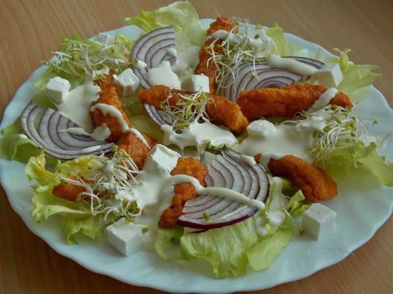 Paluszki rybne na sałacie z kiełkami