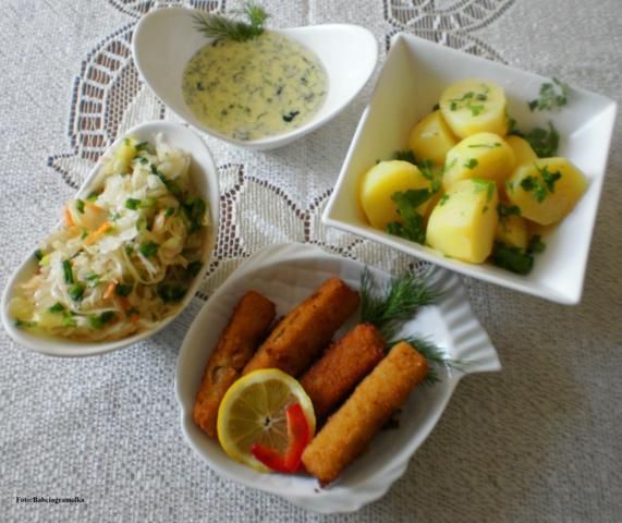 Paluszki rybne z sosem serowo-ziołowym  