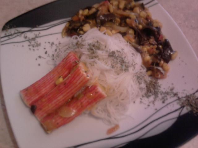 Paluszki surimi w sosie warzywnym