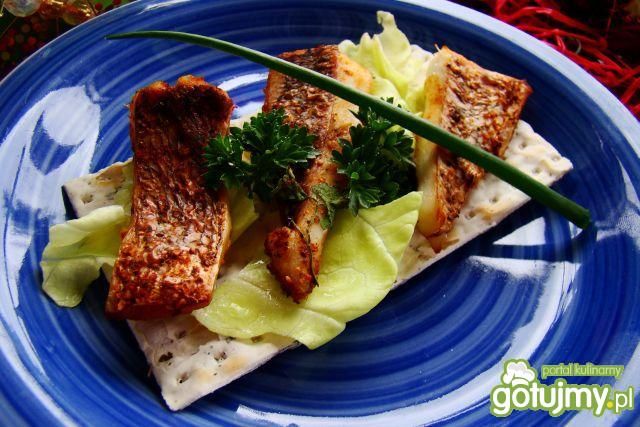 Paluszki szczupakowe podane na maca Paluszki szczupakowe podane na maca