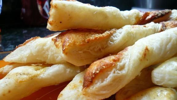 Paluszki z ciasta francuskiego z serem Paluszki z ciasta francuskiego z serem