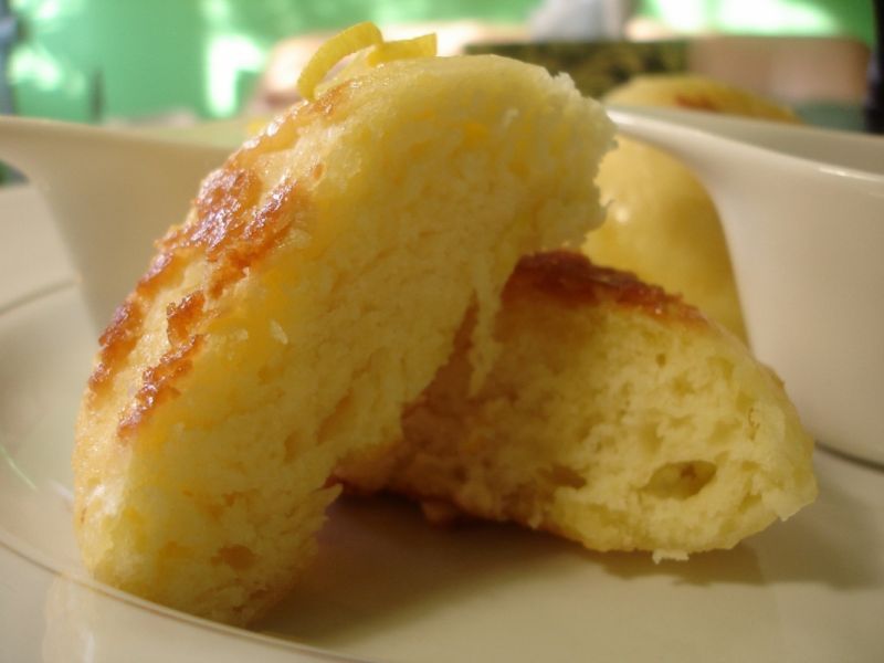 Pampuchy inaczej z czarno-białym sosem