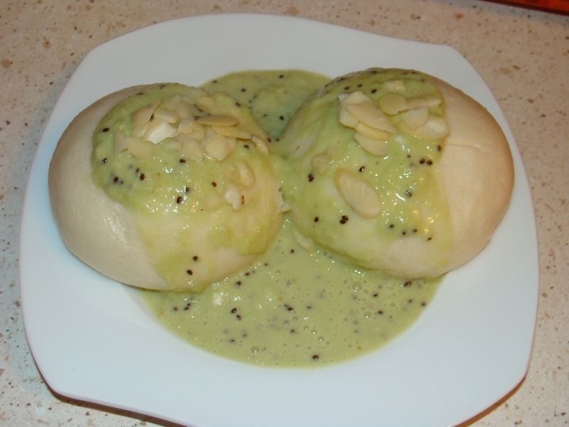 Pampuchy na parze z sosem kiwi Pampuchy na parze z sosem kiwi