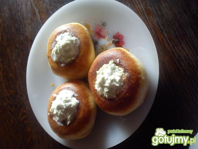 Pampuchy nadziewane farszem