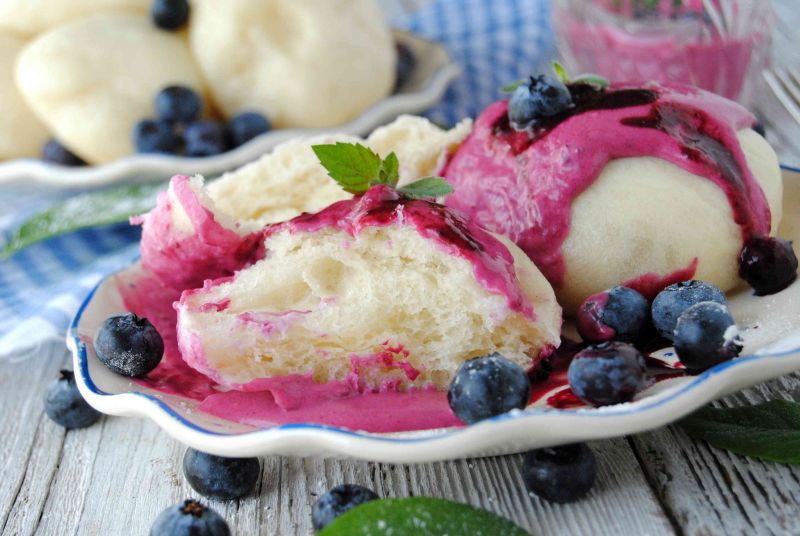 Pampuchy z borówkowym sosem Pampuchy z borówkowym sosem