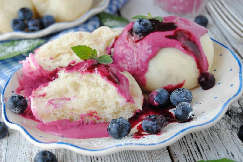 Pampuchy z borówkowym sosem Pampuchy z borówkowym sosem