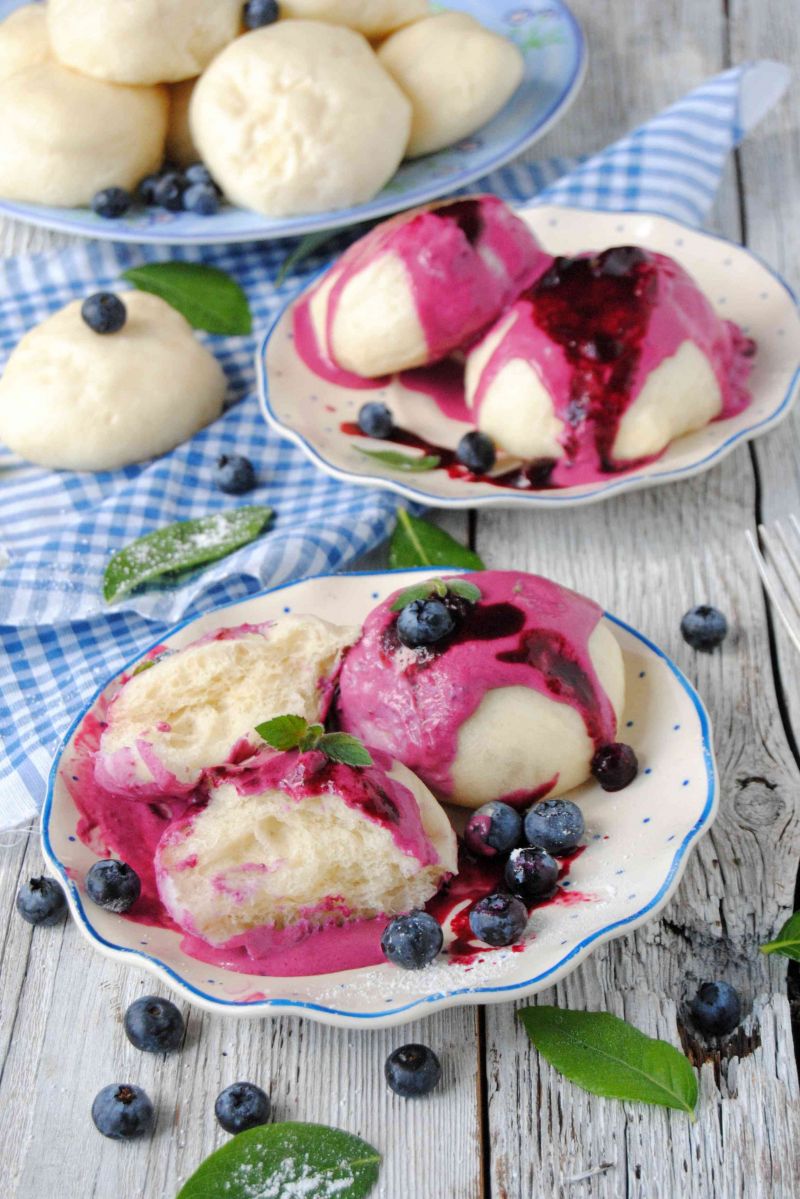 Pampuchy z borówkowym sosem Pampuchy z borówkowym sosem