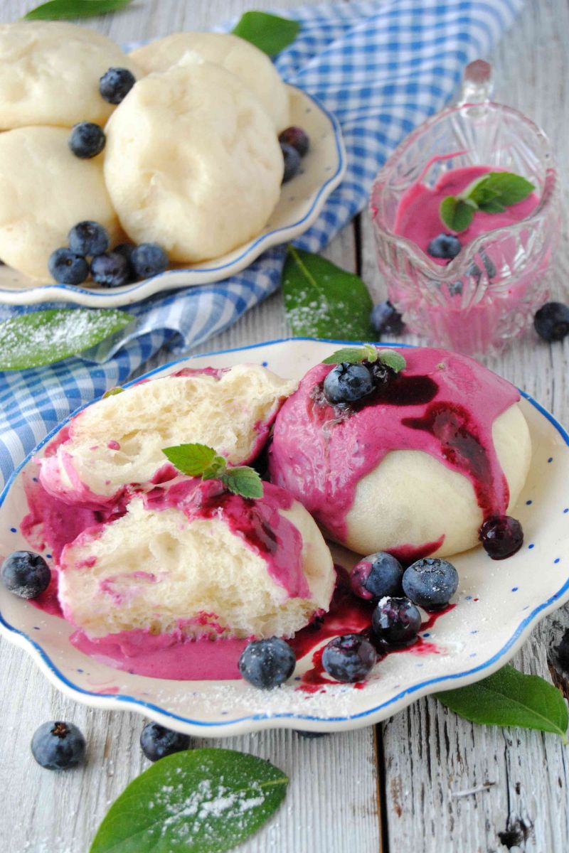 Pampuchy z borówkowym sosem Pampuchy z borówkowym sosem