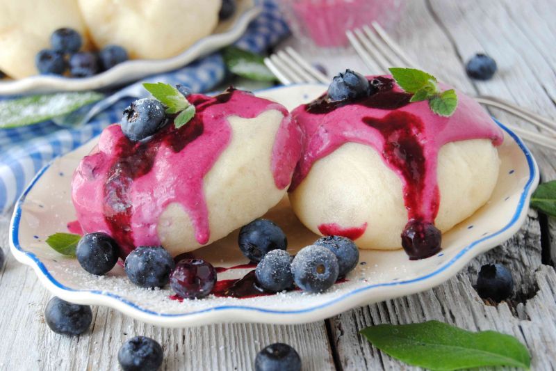 Pampuchy z borówkowym sosem Pampuchy z borówkowym sosem