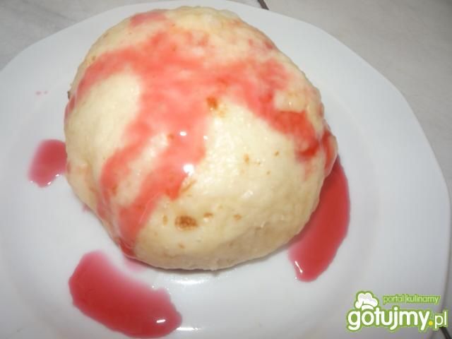 Pampuchy z czekoladą i syropem malinowym Pampuchy z czekoladą i syropem malinowym