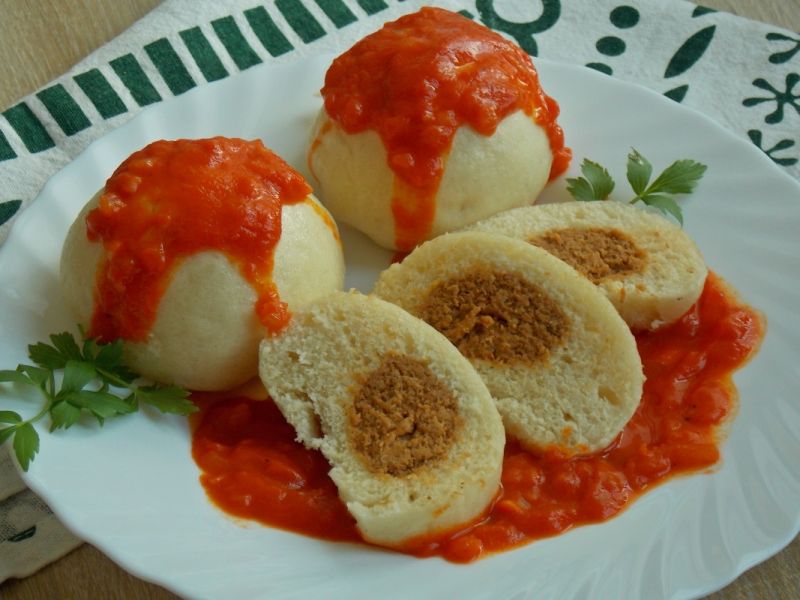 Pampuchy z mięsem w sosie z pieczonej papryki Pampuchy z mięsem w sosie z pieczonej papryki