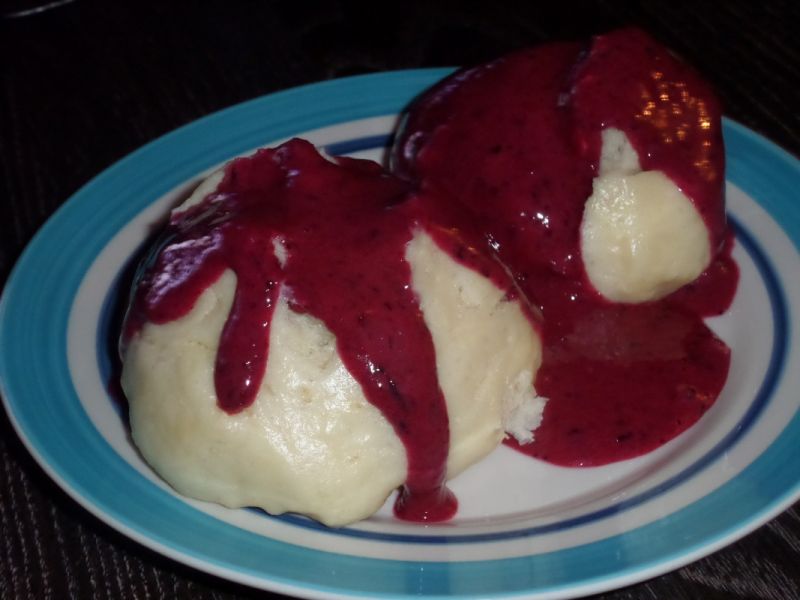 Pampuchy z owocowym sosem 