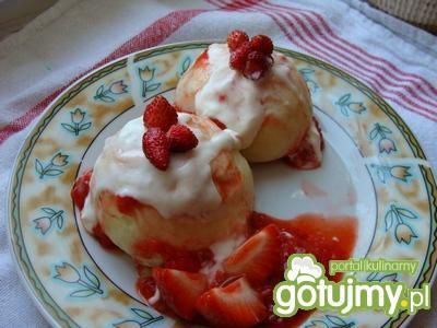 Pampuchy z sosem truskawkowo- poziomkowy