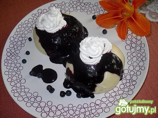 Pampuszki w sosie jagodowym