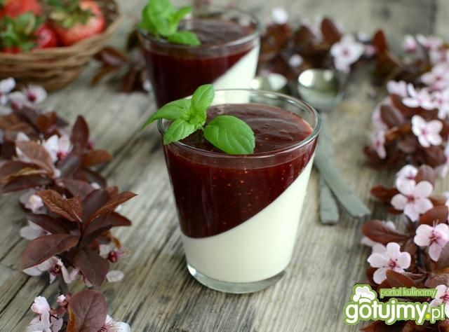 Pana cotta z sosem truskawkowym Pana cotta z sosem truskawkowym