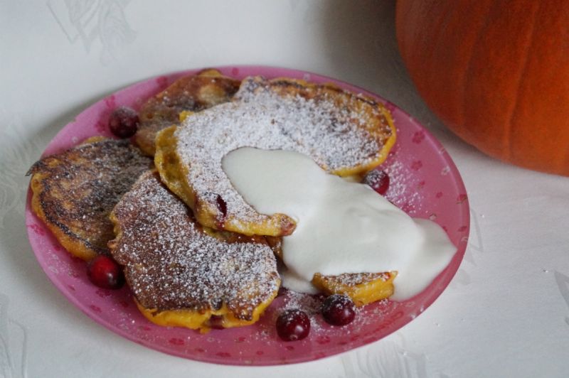 Pancakes dyniowe z bananem, czekoladą i żurawiną 