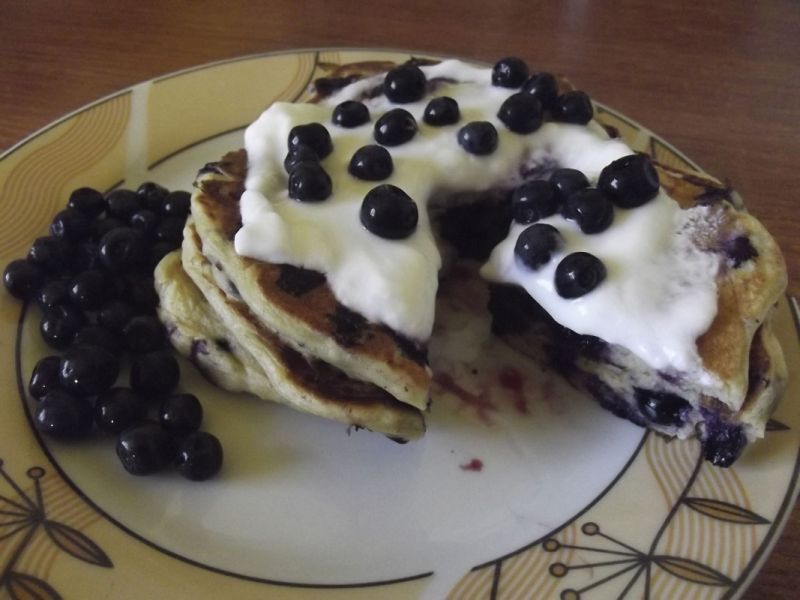 Pancakes na maślance z jagodami i migdałami Pancakes na maślance z jagodami i migdałami