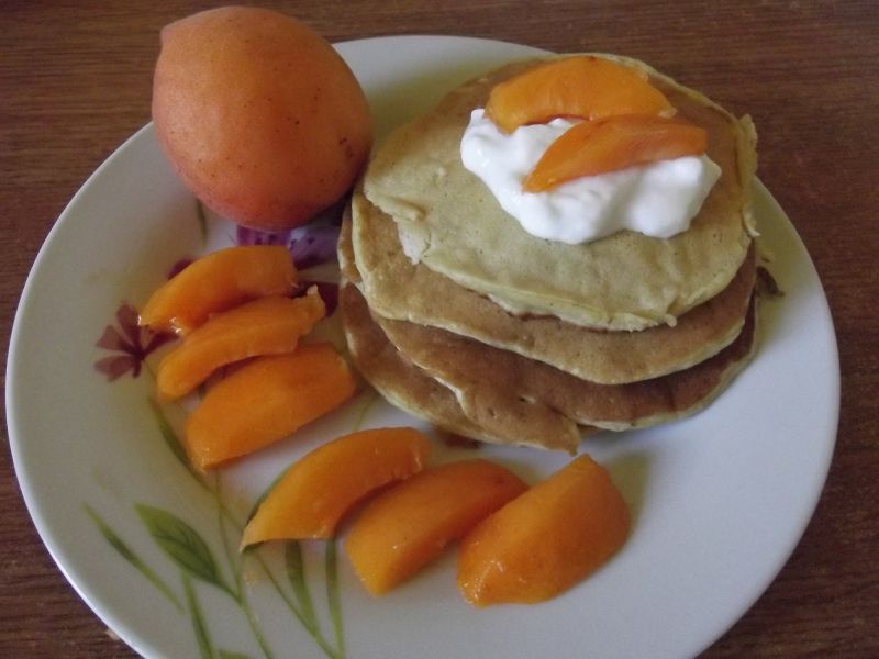 Pancakes na maślance z morelami
