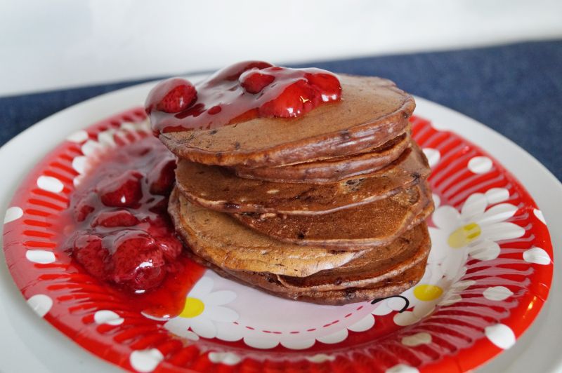 Pancakes orkiszowe z frużeliną truskawkową 
