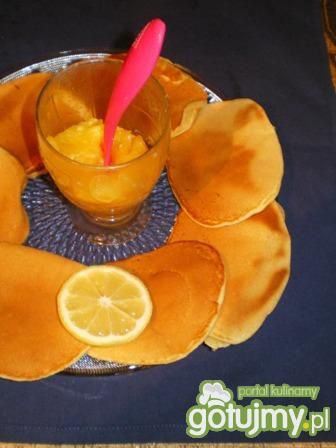 Pancakes with lemon curd