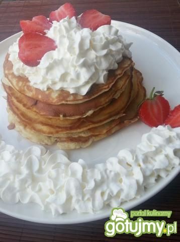 Pancakes z bitą śmietaną i truskawkami