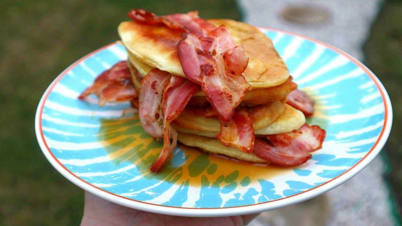 Pancakes z boczkiem i syropem klonowym Pancakes z boczkiem i syropem klonowym
