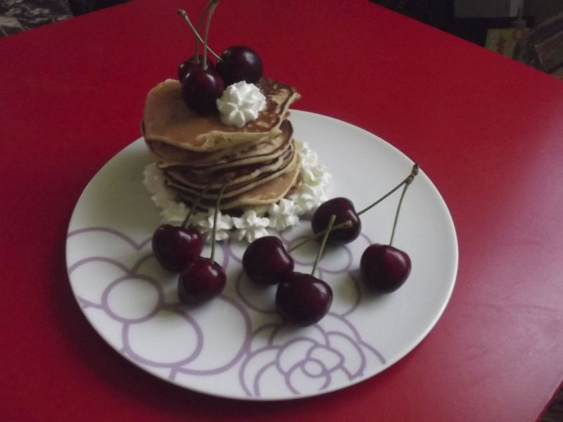 Pancakes z czereśniami Pancakes z czereśniami
