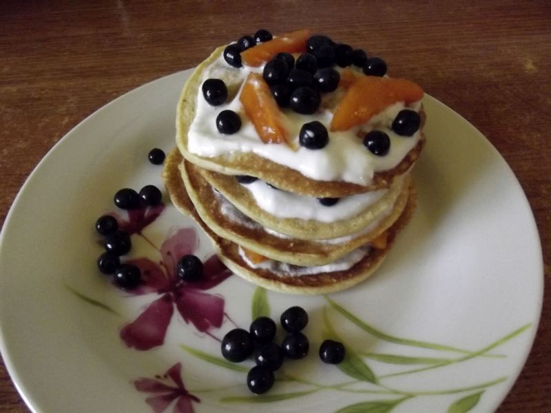 Pancakes z jagodami i morelami Pancakes z jagodami i morelami