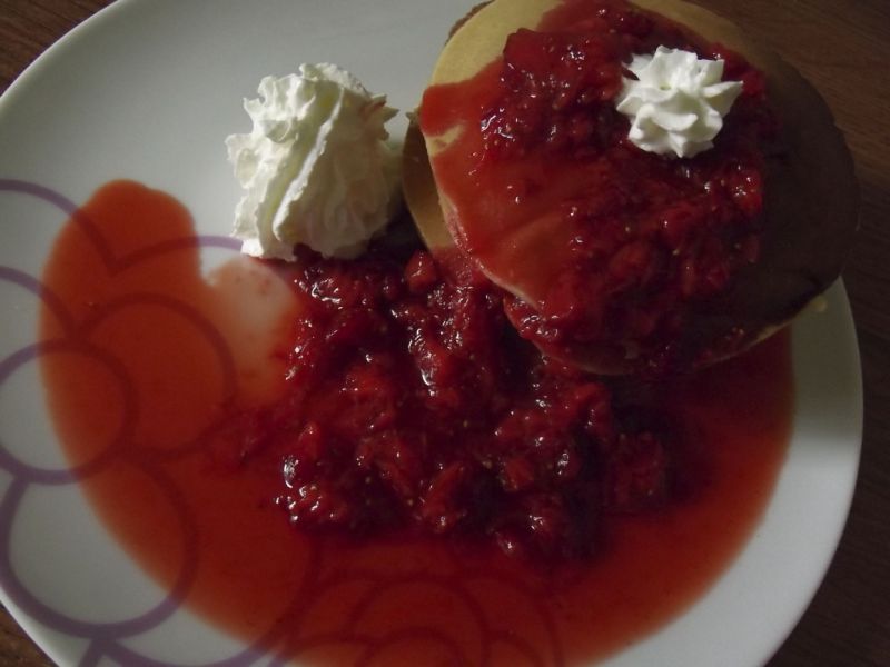 Pancakes z sosem truskawkowym