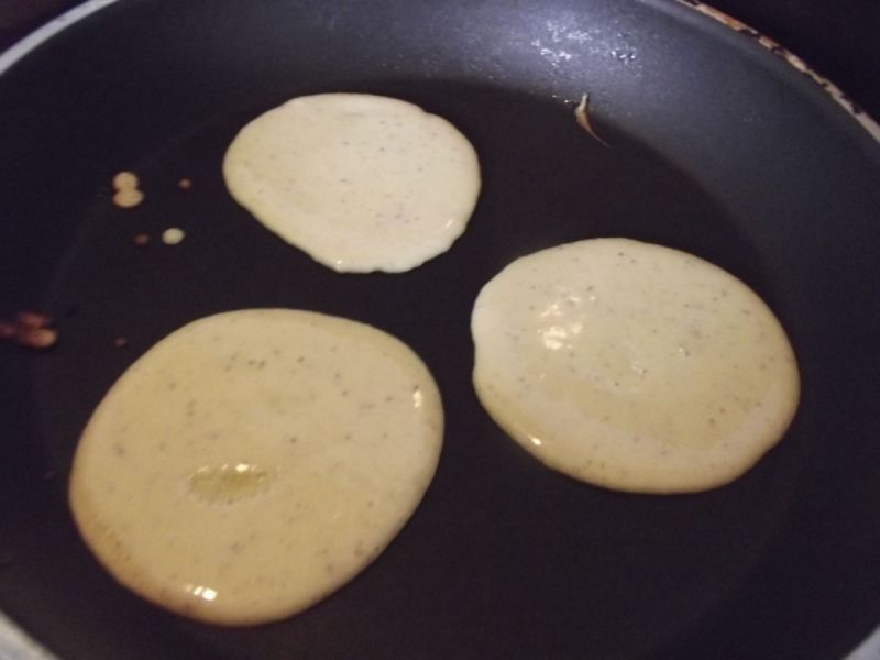 Pancakes z sosem truskawkowym