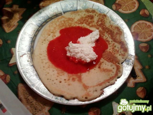 Pancakes z sosem truskawkowym i serkiem 