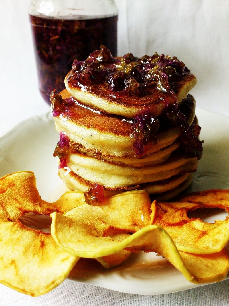 Pancakes z suszonymi jabłkami i fiołkami w syropie
