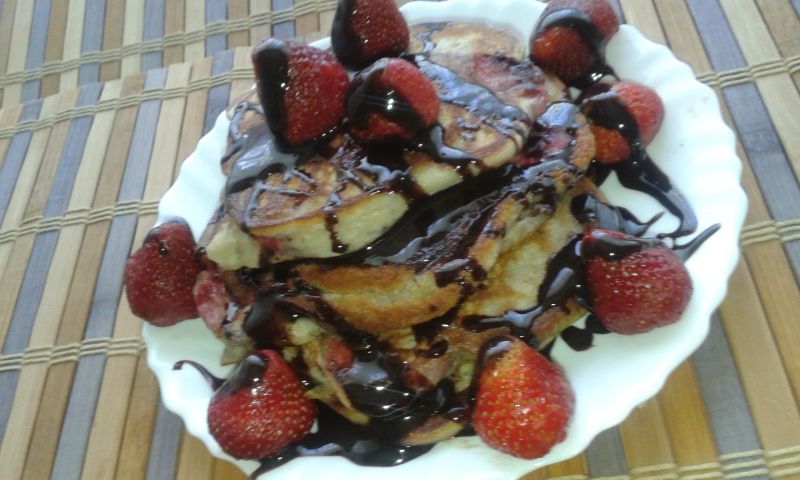 Pancakes z truskawkami i sosem czekoladowym Pancakes z truskawkami i sosem czekoladowym