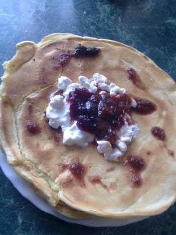 Pancakes z twarożkiem i dżemem