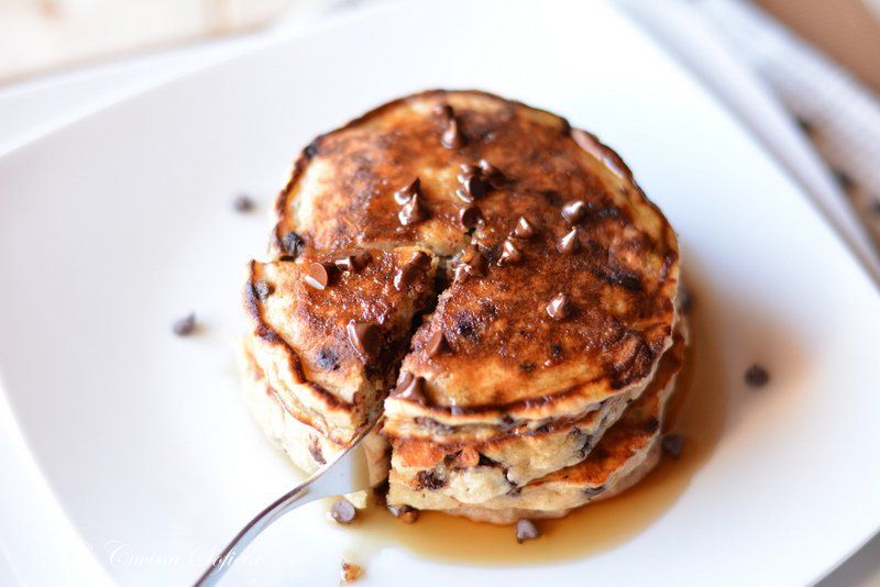 Pancakesy owsiano-bananowe z gorzką czekoladą Pancakesy owsiano-bananowe z gorzką czekoladą