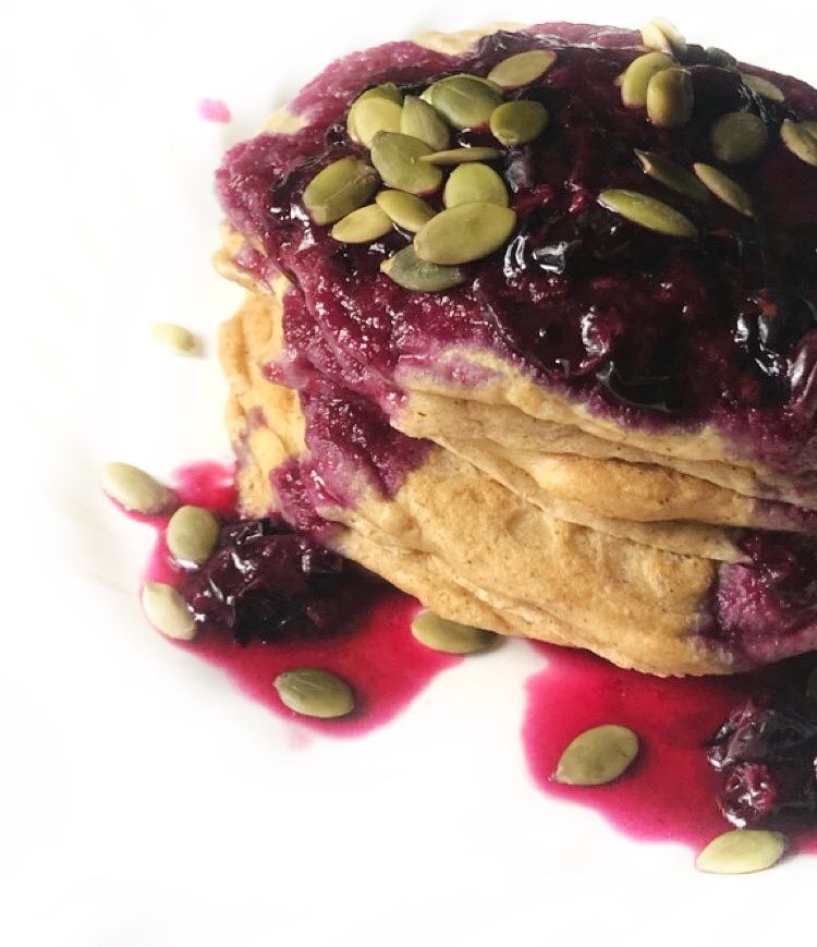 Pancakesy z sosem owocowym i pestkami dyni