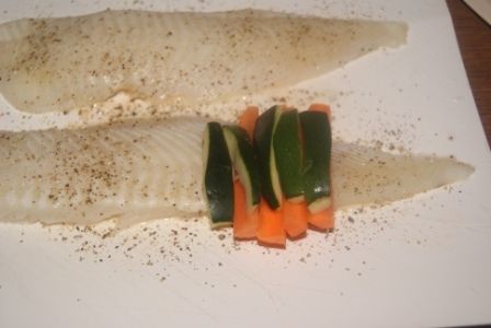 Panga na parze z warzywami i sosem koperkowym