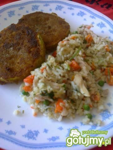 Panierowana cukinia na ryżu z warzywami