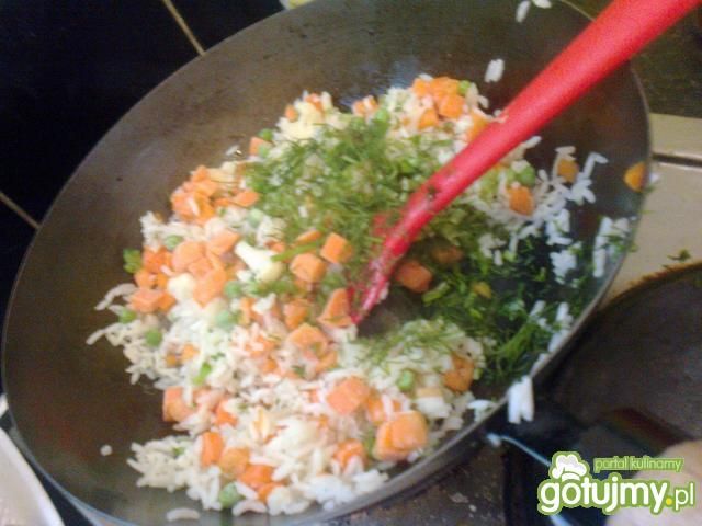 Panierowana cukinia na ryżu z warzywami