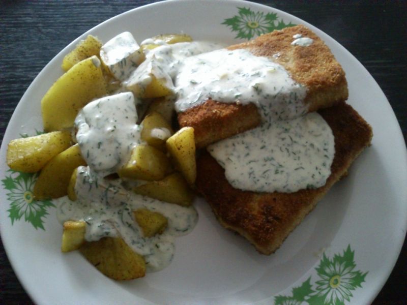 Panierowana kostka z mintaja z sosem kop Panierowana kostka z mintaja z sosem kop