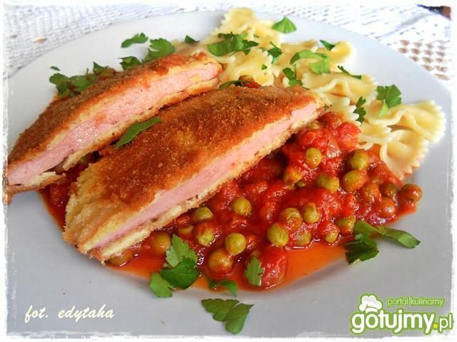 Panierowana mortadela na sosie pomidorow